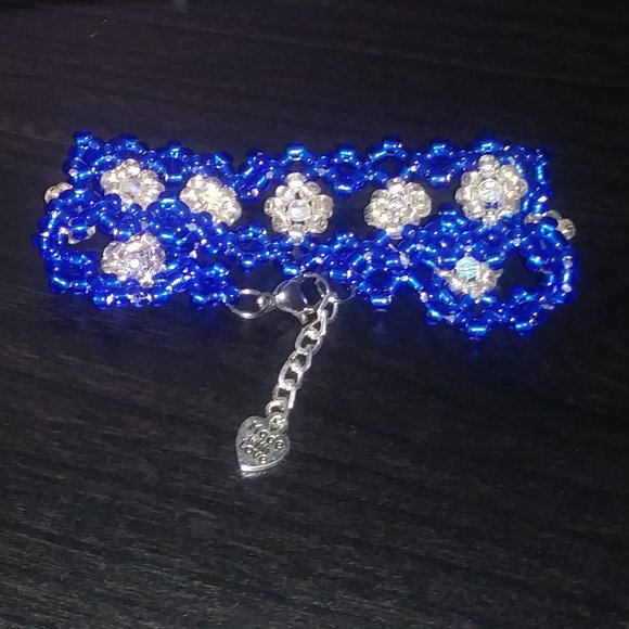 Handmade bracelet with beads in blue and white tones. - Picture 6 of 11